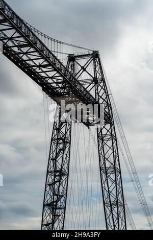 Transporter Ponte sul fiume Charente sotto un cielo nuvoloso. Monumento nazionale. Rochefort sur mer. Francia Foto Stock