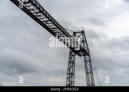 Transporter Ponte sul fiume Charente sotto un cielo nuvoloso. Monumento nazionale. Rochefort sur mer. Francia Foto Stock