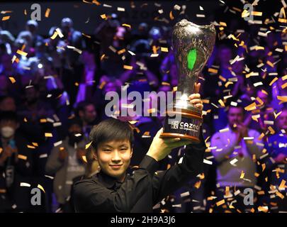 Zhao Xintong solleva il trofeo dopo aver vinto la finale del Cazoo UK Championship allo York Barbican. Data foto: Domenica 5 dicembre 2021. Foto Stock