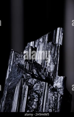 Schorl nero tourmaline esemplare primo piano macro dettaglio semi-prezioso gemma texture sfondo scuro Foto Stock