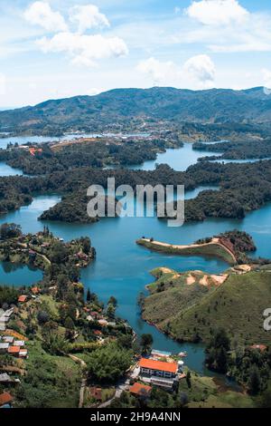 Vista del bacino di Peñol Guatape dalla cima della Piedra del Peñol (la roccia di Guatapé/Peñol), nella regione di Antioquia in Colombia, Guatape. Foto Stock