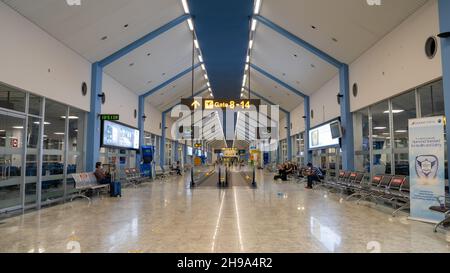 Colombo, Sri Lanka - 05 dicembre 2021: Terminal aeroportuale dell'aeroporto di Srilankan, con pochi turisti in background. Foto Stock