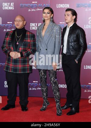 5 dicembre 2021. Londra, Regno Unito. Jacob Batalon, Zendaya e Tom Holland frequentando la Fotocall Spider-Man No Way Home a Londra. Credit: Doug Peters/EMPICS/Alamy Live News Foto Stock