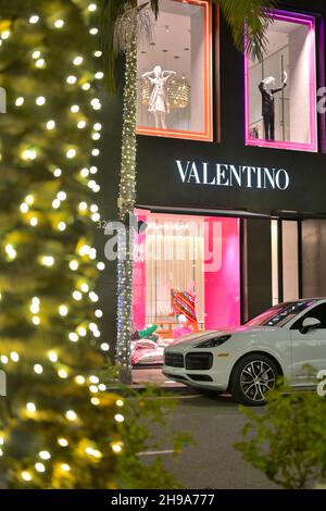 Un negozio Valentino sulla famosa Rodeo Drive durante le feste, Beverly Hills CA Foto Stock