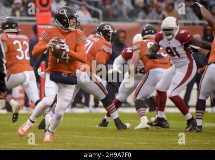 Chicago, Stati Uniti. 05 dicembre 2021. Andy Dalton (14) cerca un ricevitore aperto durante una partita contro gli Arizona Cardinals al Soldier Field di Chicago domenica 5 dicembre 2021. Foto di Mark Black/UPI Credit: UPI/Alamy Live News Foto Stock