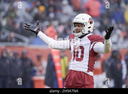 Chicago, Stati Uniti. 05 dicembre 2021. I cardinali dell'Arizona DeAndre Hopkins (10) raduna i cardinali al Soldier Field di Chicago domenica 5 dicembre 2021. I Cardinali vincono il 33-22. Foto di Mark Black/UPI. Credit: UPI/Alamy Live News Foto Stock