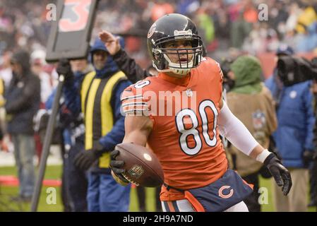 Chicago, Stati Uniti. 05 dicembre 2021. Chicago Bears Jimmy Graham (80) celebra il suo terzo trimestre di touchdown contro gli Arizona Cardinals al Soldier Field di Chicago domenica 5 dicembre 2021. I Cardinali vincono il 33-22. Foto di Mark Black/UPI Credit: UPI/Alamy Live News Foto Stock