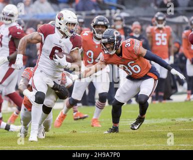 Chicago, Stati Uniti. 05 dicembre 2021. I cardinali dell'Arizona James Conner (6) guadagnano alcuni yard contro i Chicago Bears al Soldier Field di Chicago domenica 5 dicembre 2021. I Cardinali vincono il 33-22. Foto di Mark Black/UPI. Credit: UPI/Alamy Live News Foto Stock