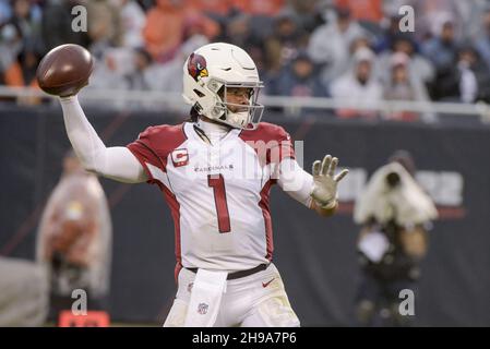 Chicago, Stati Uniti. 05 dicembre 2021. Arizona Cardinals quarterback Kyler Murray (1) passa la palla durante il secondo trimestre contro gli orsi Chicago al Soldier Field di Chicago domenica 5 dicembre 2021. Foto di Mark Black/UPI Credit: UPI/Alamy Live News Foto Stock