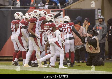 Chicago, Stati Uniti. 05 dicembre 2021. Gli Arizona Cardinals celebrano un quarto d'intercettazione contro i Chicago Bears21 al Soldier Field di Chicago domenica 5 dicembre 2021. I Cardinali vincono il 33-22. Foto di Mark Black/UPI Credit: UPI/Alamy Live News Foto Stock