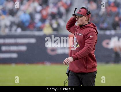 Chicago, Stati Uniti. 05 dicembre 2021. I cardinali dell'Arizona si dirigono verso l'allenatore Kliff Kingsbury durante la partita contro i Chicago Bears al Soldier Field di Chicago domenica 5 dicembre 2021. I Cardinali vincono il 33-22. Foto di Mark Black/UPI. Credit: UPI/Alamy Live News Foto Stock