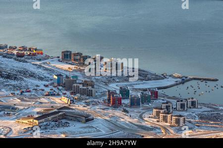 Vista dall'alto sulle strade del fiordo e gli edifici residenziali di Nuuk, Greenland8 Foto Stock