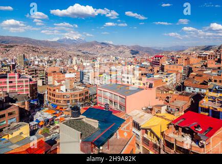 Strade colorate di la Paz con la neve di cima Illimani, la città di la Paz, Bolivia Foto Stock