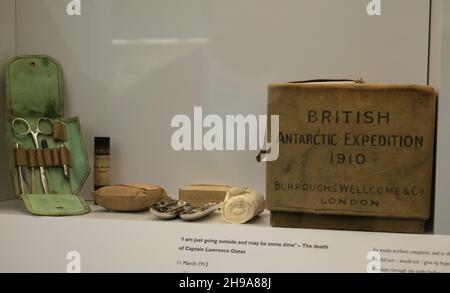 Un petto di medicina usato nella spedizione Antartica britannica 1910-13 Terra Nova del Capitano Scott in mostra al Polar Museum, Cambridge UK. Foto Stock