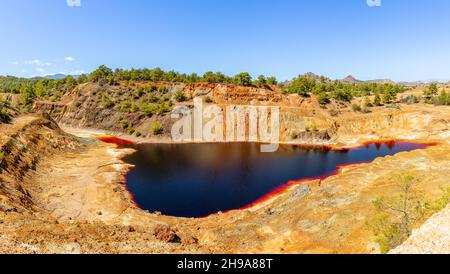 Rosso pericoloso inquinato Sha cava lago, Nicosia, Cipro Foto Stock