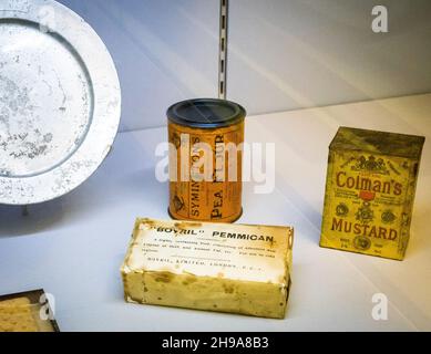 Disposizioni che includono il Pemmican e la senape della spedizione Antartica britannica 1910-13 del Capitano Scott in esposizione al Museo Polar, Cambridge, Regno Unito. Foto Stock