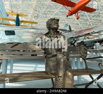 Statua di bronzo di Amelia Earhart al Museum of Flight, Seattle, Washington state, USA Foto Stock