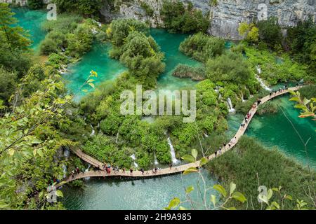 Paesaggio acquatico panoramico del Parco Nazionale dei Laghi di Plitvice in Croazia Foto Stock