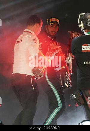 Jeddah, Arabo Saudita. 05 dicembre 2021. 05.12.2021, Jeddah Corniche Circuit, Jeddah, Gran Premio di Formula 1 dell'Arabia Saudita, nella foto podio: Vincitore Lewis Hamilton (GBR), Mercedes-AMG Petronas Formula uno Team, direttore sportivo Ron Meadows (Mercedes-AMG Petronas F1 Team) Credit: dpa/Alamy Live News Foto Stock