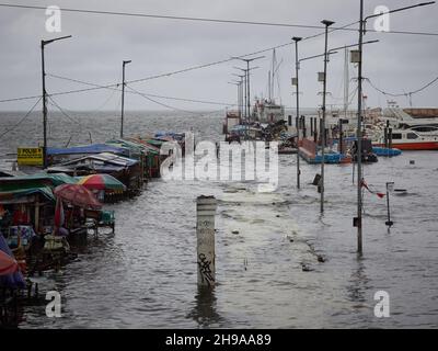 Giacarta Nord, Indonesia. 4 dicembre 2021. Vista delle inondazioni che hanno colpito la zona di Muara Angke a Giacarta Nord, Indonesia, il 4 dicembre 2021. L'alluvione marea è stata causata da condizioni meteorologiche estreme e maree elevate. L'Agenzia regionale per la gestione delle calamità di Giacarta (BPBD) stima il picco della stagione delle piogge e il potenziale di alluvioni maree nella capitale fino al febbraio 2022. (Foto di Kevin Herbian/Pacific Press/Sipa USA) Credit: Sipa USA/Alamy Live News Foto Stock