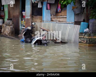 Giacarta Nord, Indonesia. 4 dicembre 2021. Vista delle inondazioni che hanno colpito la zona di Muara Angke a Giacarta Nord, Indonesia, il 4 dicembre 2021. L'alluvione marea è stata causata da condizioni meteorologiche estreme e maree elevate. L'Agenzia regionale per la gestione delle calamità di Giacarta (BPBD) stima il picco della stagione delle piogge e il potenziale di alluvioni maree nella capitale fino al febbraio 2022. (Foto di Kevin Herbian/Pacific Press/Sipa USA) Credit: Sipa USA/Alamy Live News Foto Stock