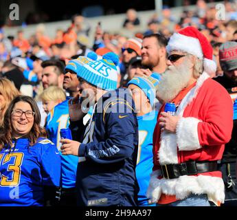 Cincinnati, Ohio, Stati Uniti. 5 dicembre 2021. Santa alla partita di football della NFL tra i Los Angeles Chargers e i Cincinnati Bengals al Paul Brown Stadium di Cincinnati, Ohio. JP Waldron/Cal Sport Media/Alamy Live News Foto Stock