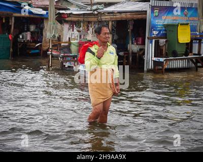 Giacarta Nord, Indonesia. 4 dicembre 2021. Vista delle inondazioni che hanno colpito la zona di Muara Angke a Giacarta Nord, Indonesia, il 4 dicembre 2021. L'alluvione marea è stata causata da condizioni meteorologiche estreme e maree elevate. L'Agenzia regionale per la gestione delle calamità di Giacarta (BPBD) stima il picco della stagione delle piogge e il potenziale di alluvioni maree nella capitale fino al febbraio 2022. (Foto di Kevin Herbian/Pacific Press/Sipa USA) Credit: Sipa USA/Alamy Live News Foto Stock