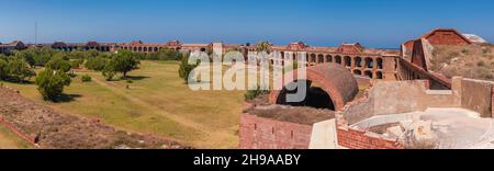 Guardando sul terreno della sfilata dal parapetto. Dry Tortugas National Park, nei pressi di Key West, Florida, USA. Foto Stock