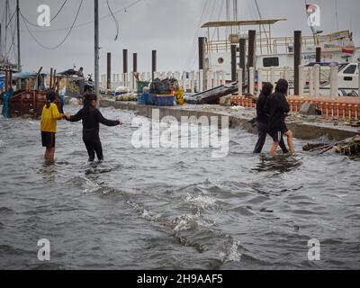 Giacarta Nord, Indonesia. 4 dicembre 2021. Vista delle inondazioni che hanno colpito la zona di Muara Angke a Giacarta Nord, Indonesia, il 4 dicembre 2021. L'alluvione marea è stata causata da condizioni meteorologiche estreme e maree elevate. L'Agenzia regionale per la gestione delle calamità di Giacarta (BPBD) stima il picco della stagione delle piogge e il potenziale di alluvioni maree nella capitale fino al febbraio 2022. (Foto di Kevin Herbian/Pacific Press/Sipa USA) Credit: Sipa USA/Alamy Live News Foto Stock