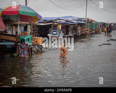 Giacarta Nord, Indonesia. 4 dicembre 2021. Vista delle inondazioni che hanno colpito la zona di Muara Angke a Giacarta Nord, Indonesia, il 4 dicembre 2021. L'alluvione marea è stata causata da condizioni meteorologiche estreme e maree elevate. L'Agenzia regionale per la gestione delle calamità di Giacarta (BPBD) stima il picco della stagione delle piogge e il potenziale di alluvioni maree nella capitale fino al febbraio 2022. (Foto di Kevin Herbian/Pacific Press/Sipa USA) Credit: Sipa USA/Alamy Live News Foto Stock