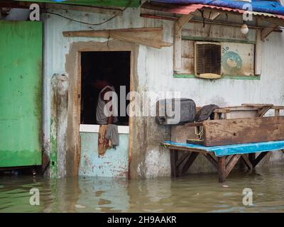 Giacarta Nord, Indonesia. 4 dicembre 2021. Vista delle inondazioni che hanno colpito la zona di Muara Angke a Giacarta Nord, Indonesia, il 4 dicembre 2021. L'alluvione marea è stata causata da condizioni meteorologiche estreme e maree elevate. L'Agenzia regionale per la gestione delle calamità di Giacarta (BPBD) stima il picco della stagione delle piogge e il potenziale di alluvioni maree nella capitale fino al febbraio 2022. (Foto di Kevin Herbian/Pacific Press/Sipa USA) Credit: Sipa USA/Alamy Live News Foto Stock