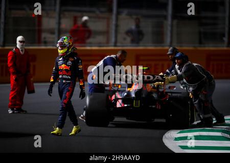 Jeddah, Arabia Saudita. 5 dicembre 2021. # 11 Sergio Perez (MEX, Red Bull Racing) dopo il crash, Gran Premio di F1 dell'Arabia Saudita al circuito di Jeddah Corniche il 5 dicembre 2021 a Jeddah, Arabia Saudita. (Foto di HOCH ZWEI) Credit: dpa/Alamy Live News Foto Stock