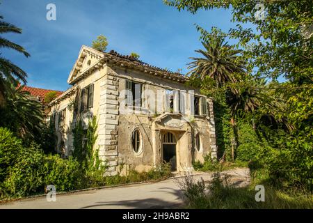 Abbandonato ex hotel vicino Dubrovnik in Croazia, lasciato durante la guerra Jugoslavian 1991 Foto Stock