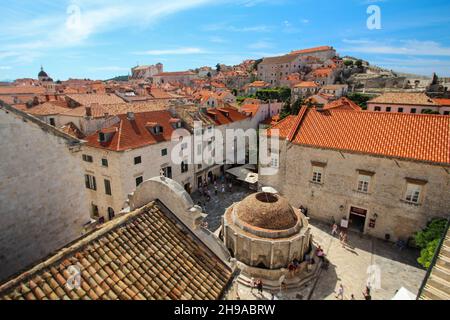 Famosa fontana Onofrio nel centro di Dubrovnik, vista dalle mura della città, Croazia Foto Stock