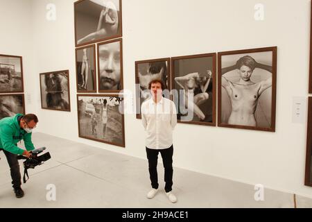 Benjamin Lindbergh, direttore della Fondazione Peter Lindbergh, si presenta durante un'anteprima stampa dell'espositore "Untold Stories" di foto di moda tedesca Foto Stock