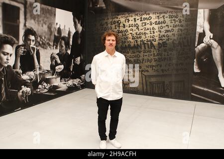 Benjamin Lindbergh, direttore della Fondazione Peter Lindbergh, si presenta durante un'anteprima stampa dell'espositore "Untold Stories" di foto di moda tedesca Foto Stock