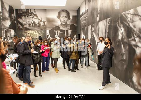 Benjamin Lindbergh, direttore della Fondazione Peter Lindbergh, si presenta durante un'anteprima stampa dell'espositore "Untold Stories" di foto di moda tedesca Foto Stock