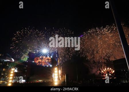 Jeddah, Arabo Saudita. 05 dicembre 2021. 05.12.2021, circuito di Jeddah Corniche, Jeddah, Gran Premio di Formula 1 dell'Arabia Saudita, nella foto i fuochi d'artificio finali sono esposti sulla pista di gara di Jeddah. Credit: dpa/Alamy Live News Foto Stock