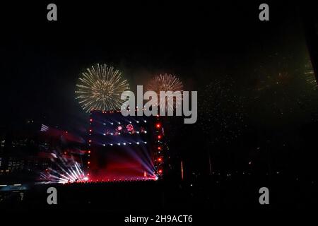 Jeddah, Arabo Saudita. 05 dicembre 2021. 05.12.2021, circuito di Jeddah Corniche, Jeddah, Gran Premio di Formula 1 dell'Arabia Saudita, nella foto i fuochi d'artificio finali sono esposti sulla pista di gara di Jeddah. Credit: dpa/Alamy Live News Foto Stock