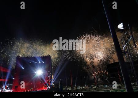 Jeddah, Arabo Saudita. 05 dicembre 2021. 05.12.2021, circuito di Jeddah Corniche, Jeddah, Gran Premio di Formula 1 dell'Arabia Saudita, nella foto i fuochi d'artificio finali sono esposti sulla pista di gara di Jeddah. Credit: dpa/Alamy Live News Foto Stock