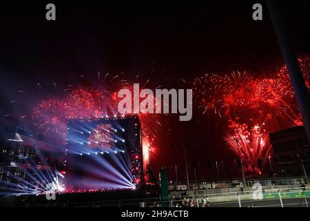 Jeddah, Arabo Saudita. 05 dicembre 2021. 05.12.2021, circuito di Jeddah Corniche, Jeddah, Gran Premio di Formula 1 dell'Arabia Saudita, nella foto i fuochi d'artificio finali sono esposti sulla pista di gara di Jeddah. Credit: dpa/Alamy Live News Foto Stock