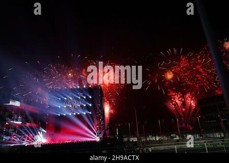 Jeddah, Arabo Saudita. 05 dicembre 2021. 05.12.2021, circuito di Jeddah Corniche, Jeddah, Gran Premio di Formula 1 dell'Arabia Saudita, nella foto i fuochi d'artificio finali sono esposti sulla pista di gara di Jeddah. Credit: dpa/Alamy Live News Foto Stock