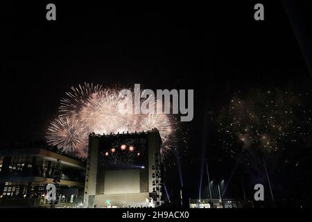 Jeddah, Arabo Saudita. 05 dicembre 2021. 05.12.2021, circuito di Jeddah Corniche, Jeddah, Gran Premio di Formula 1 dell'Arabia Saudita, nella foto i fuochi d'artificio finali sono esposti sulla pista di gara di Jeddah. Credit: dpa/Alamy Live News Foto Stock