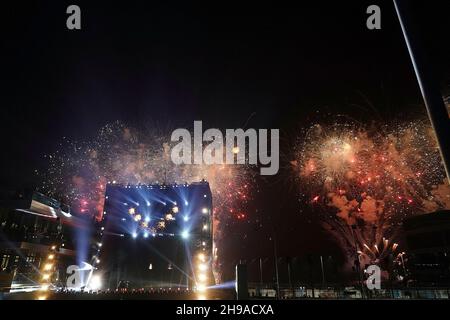 Jeddah, Arabo Saudita. 05 dicembre 2021. 05.12.2021, circuito di Jeddah Corniche, Jeddah, Gran Premio di Formula 1 dell'Arabia Saudita, nella foto i fuochi d'artificio finali sono esposti sulla pista di gara di Jeddah. Credit: dpa/Alamy Live News Foto Stock
