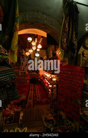 Un piccolo negozio di bazar nel centro di Mostar, Bosnia ed Erzegovina Foto Stock