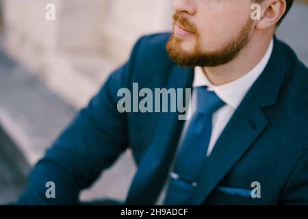 Uomo in abito blu e legare con una barba e baffi. Primo piano Foto Stock