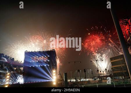 Jeddah, Arabo Saudita. 05 dicembre 2021. 05.12.2021, circuito di Jeddah Corniche, Jeddah, Gran Premio di Formula 1 dell'Arabia Saudita, nella foto i fuochi d'artificio finali sono esposti sulla pista di gara di Jeddah. Credit: dpa/Alamy Live News Foto Stock