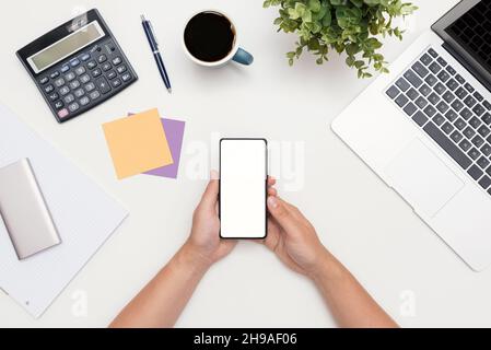 Moderno mockup per smartphone, elegante area di lavoro da scrivania, design piatto Foto Stock