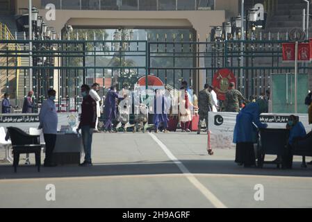 Lahore, Punjab, Pakistan. 4 Dic 2021. I devoti indù dall'India attraversano a piedi il Pakistan attraverso il confine di Wagah mentre più di cento devoti arrivano a partecipare alla 313 Celebrazione di compleanno di Shiv Avtari Sarguru Sant Shadaram Sahib Shadani Darbar Hayat Pitaphi Distt Ghotki nella provincia di Sindh a Lahore. (Credit Image: © Rana Sajid Hussain/Pacific Press via ZUMA Press Wire) Foto Stock