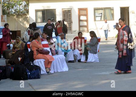 Lahore, Punjab, Pakistan. 4 Dic 2021. I devoti indù dall'India attraversano a piedi il Pakistan attraverso il confine di Wagah mentre più di cento devoti arrivano a partecipare alla 313 Celebrazione di compleanno di Shiv Avtari Sarguru Sant Shadaram Sahib Shadani Darbar Hayat Pitaphi Distt Ghotki nella provincia di Sindh a Lahore. (Credit Image: © Rana Sajid Hussain/Pacific Press via ZUMA Press Wire) Foto Stock